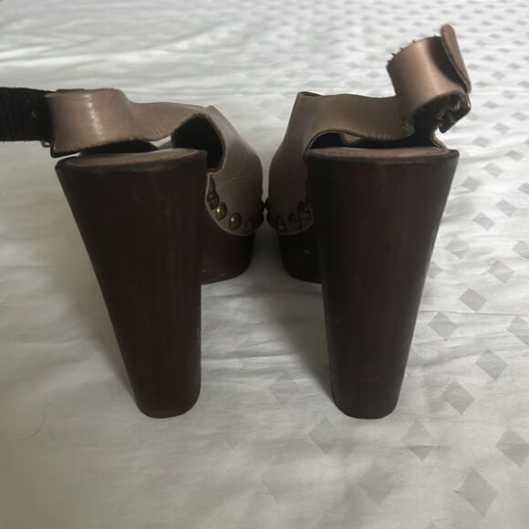 CHARLES DAVID "PICCHIO" TAUPE STUDDED SLINGBACK HEELS sz 6 - Picture 3 of 4